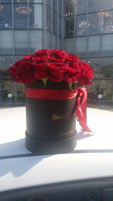 Cutie cu 27 de trandafiri rosii - Love is all about