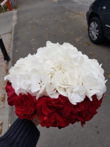 Buchet cu hortensie si trandafiri englezesti