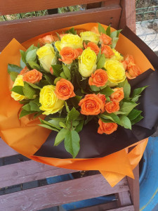 Buchet cu trandafiri colorați