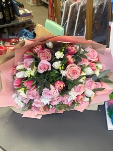 Buchet Mare cu Lalele, Frezii Albe și Trandafiri Roz – Florărie Craiova