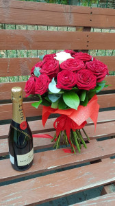 Buchet 25 trandafiri rosii si Moet