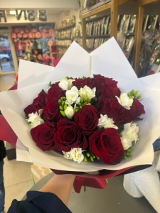 Buchet cu 15 Trandafiri Roșii și 10 Frezii Albe