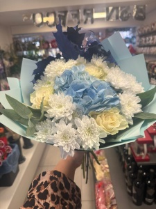 Blue Serenity – Buchet Elegant Albastru & Alb