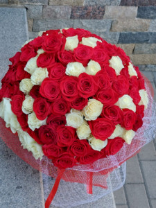 Buchet impresionant cu 121 trandafiri