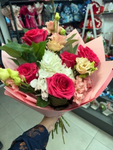 Buchet vesel cu trandafiri si lisianthus