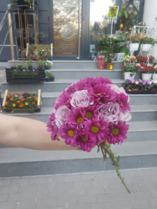 Buchet cu trandafiri si margareta