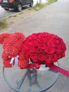 Cutie cu trandafiri rosii si ursulet handmade asortat