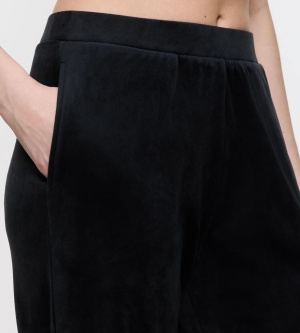 Pantaloni din velur cu croială largă pentru damă - Triumph Sensual Velour Wide Leg Trousers 01 Negru - Img 3