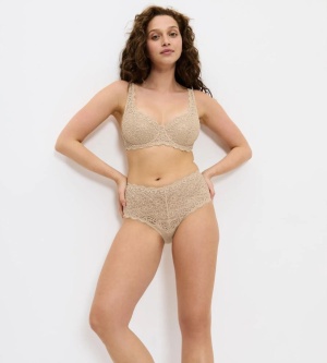 Sutien cu armătură și cupe buretate, din dantelă florală iconică, Triumph Amourette WHP Bej - Img 4