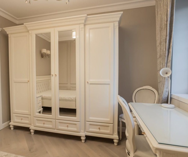 Dulap dormitor Francesca Classic Stil, 4 usi si 2 sertare, vopsit alb, 234 x 67 x 218 cm