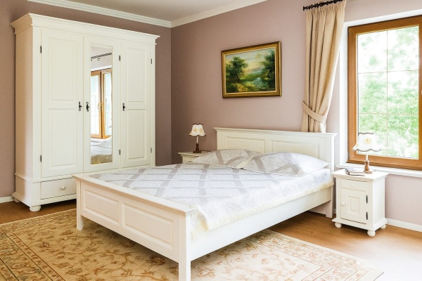Set dormitor Sara, lemn masiv, 3 piese, dulap cu 3 usi, finisaj alb unt