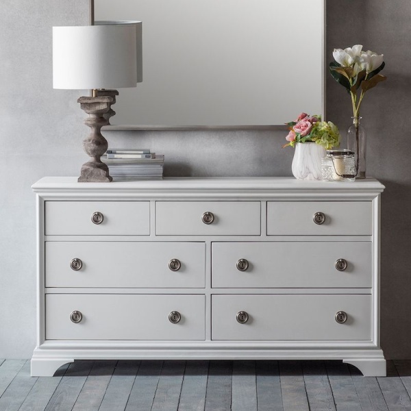 Comoda dormitor Aurelia cu 7 sertare, 149 x 50 x 80 cm, lemn masiv alb
