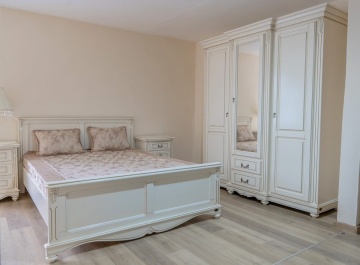 Dulap dormitor Diana Classic Stil, 3 usi si 2 sertare, finisaj alb cu patina, 182 x 67 x 218 cm - Img 2