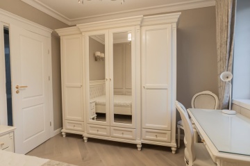 Dulap dormitor Francesca Classic Stil, 4 usi si 2 sertare, vopsit alb, 234 x 67 x 218 cm - Img 3