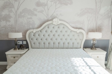 Set Mobilier Dormitor Verona Classic Stil, 3 piese, lemn masiv + mdf vopsit Crem Roma - Img 7