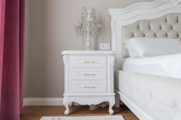 Noptiera dormitor Josephine Classic Stil lemn masiv vopsit alb, 61 x 41.5 x H 67 cm