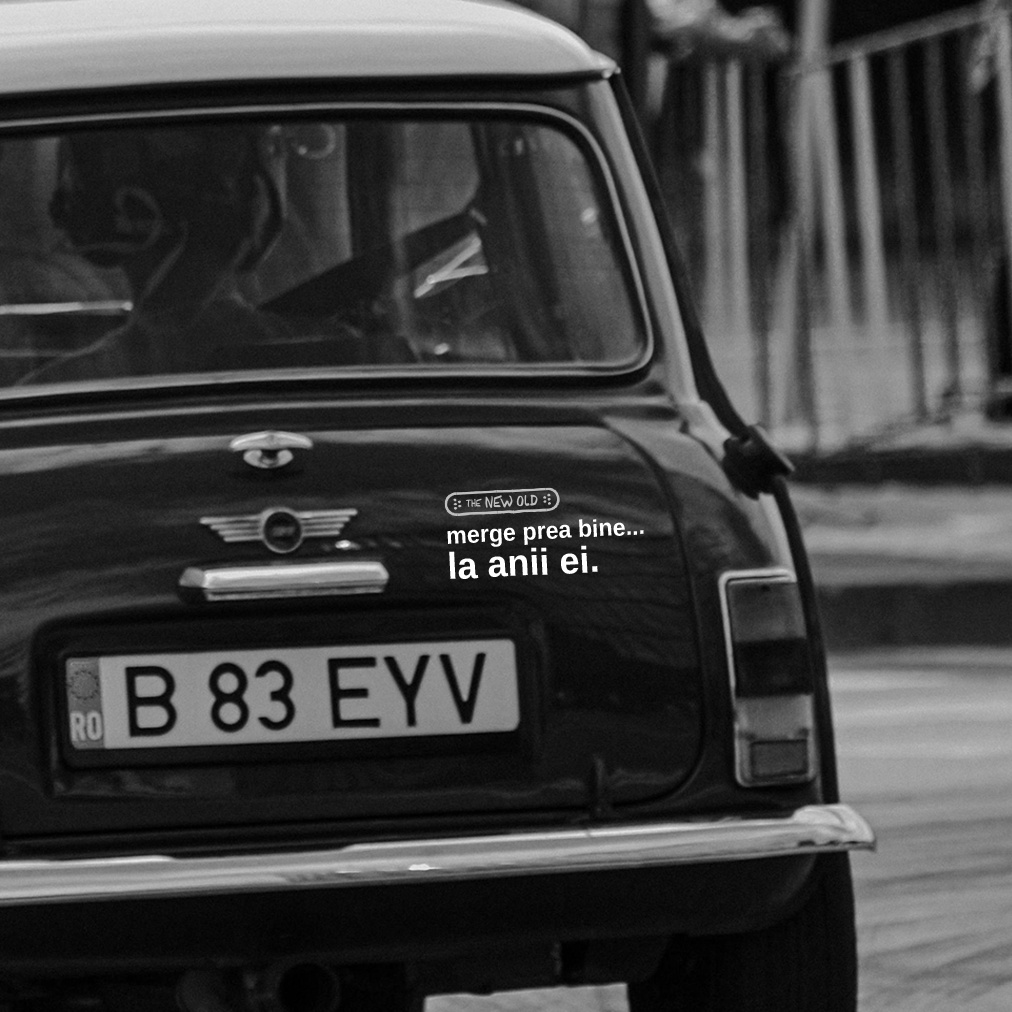 „merge prea bine… la anii ei.” / bumper sticker auto (Culoare: Alb)