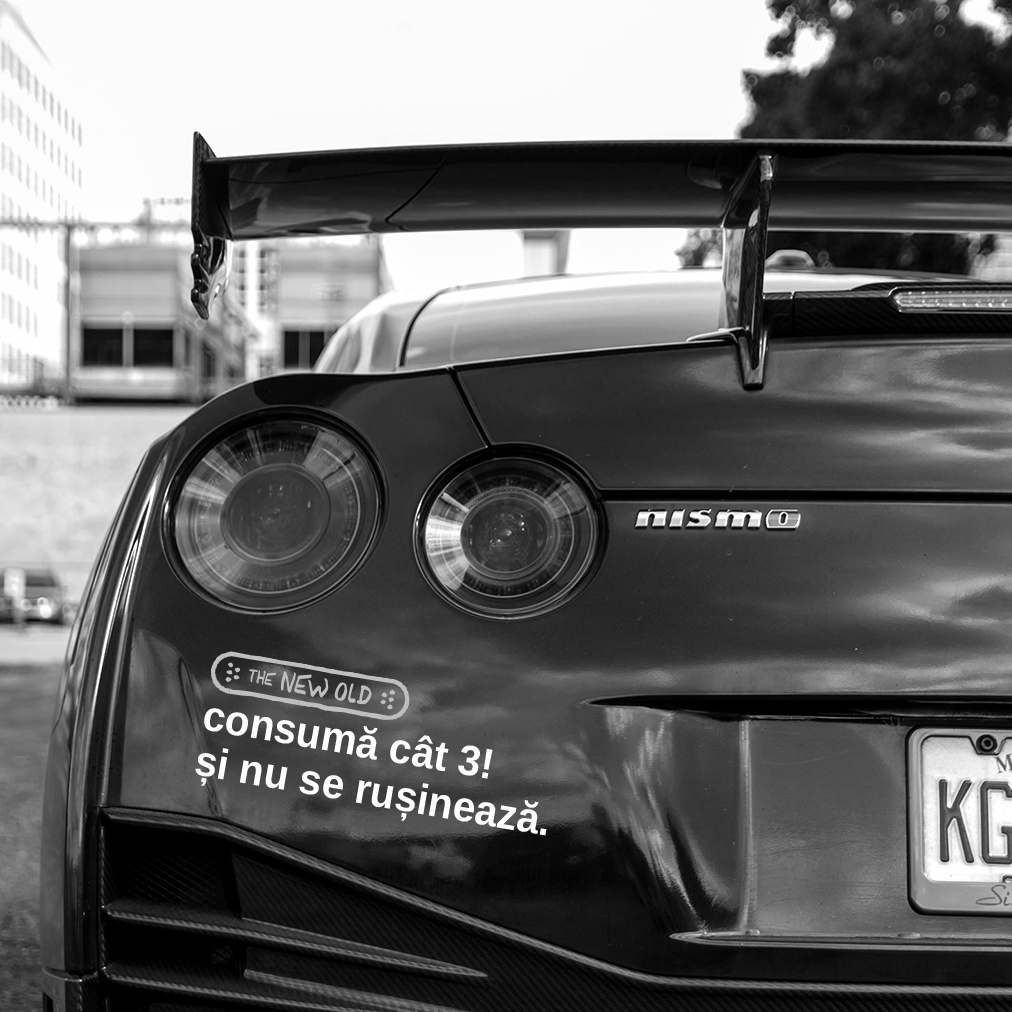 „consumă cât 3! și nu se rușinează.” / bumper sticker auto (Culoare: Alb)