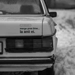 „merge prea bine… la anii ei.” / bumper sticker auto - Img 2