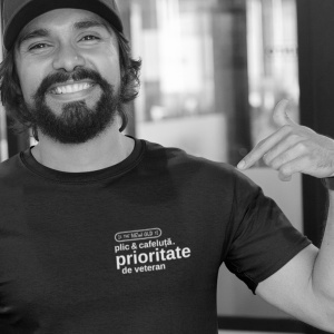 "plic & cafeluță. prioritate de veteran" / tricou negru unisex