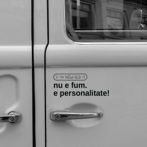 „nu e fum. e personalitate!” / bumper sticker auto