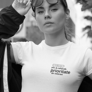 "plic & cafeluță. prioritate de veteran" / tricou alb unisex