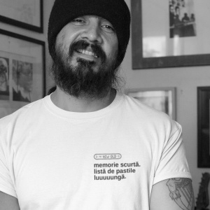 "memorie scurtă. listă de pastile luuuungă." / tricou alb unisex
