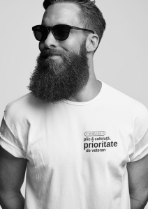 "plic & cafeluță. prioritate de veteran" / tricou alb unisex - Img 2