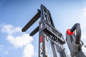 IEST122 - 3300, TRANSPALET ELECTRIC CU CATARG MARCA "EP", INALTIME DE RIDICARE 3.300 MM, SARCINA MAX 1.200 KG - Img 6