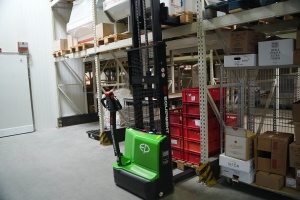 DS3-2700, TRANSPALET ELECTRIC CU CATARG MARCA "EP EQUIPMENT", INALTIME DE RIDICARE 2.700 MM, SARCINA MAX 1.500 KG - Img 2