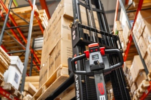 IEST122 - 3300, TRANSPALET ELECTRIC CU CATARG MARCA "EP", INALTIME DE RIDICARE 3.300 MM, SARCINA MAX 1.200 KG - Img 7