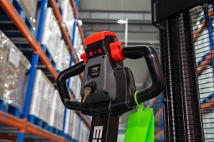 DS3-2700, TRANSPALET ELECTRIC CU CATARG MARCA "EP EQUIPMENT", INALTIME DE RIDICARE 2.700 MM, SARCINA MAX 1.500 KG - Img 3