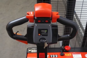 IEST122 - 3300, TRANSPALET ELECTRIC CU CATARG MARCA "EP", INALTIME DE RIDICARE 3.300 MM, SARCINA MAX 1.200 KG - Img 8