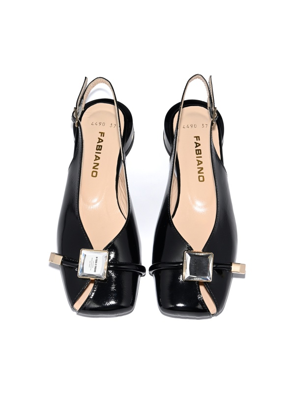 ДАМСКИ ОБУВКИ ОТ ЕСТЕСТВЕНА КОЖА С ЛАКОВО ПОКРИТИЕ В ЧЕРНО СЪС ЗЛАТИСТИ ЕЛЕМЕНТИИ