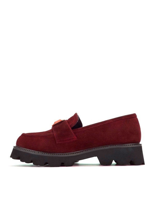 ДАМСКИ ЛОУФЪРИ ОТ ЕСТЕСТВЕН ВЕЛУР ДЕКОРИРАНИ С КАМЪК В ЧЕРВЕН ЦВЯТ