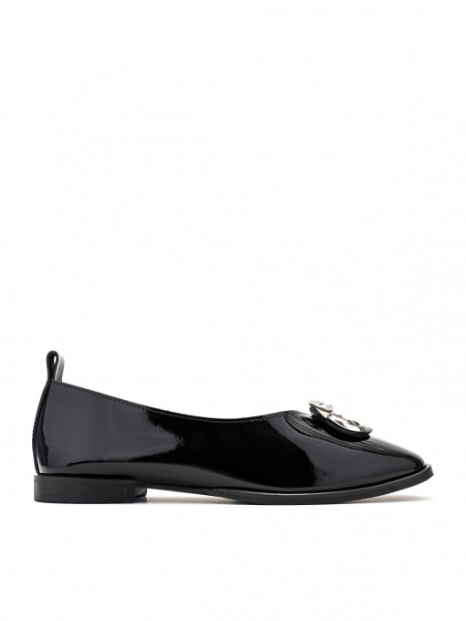Women's shoes with a low heel made of natural varnish with decoration