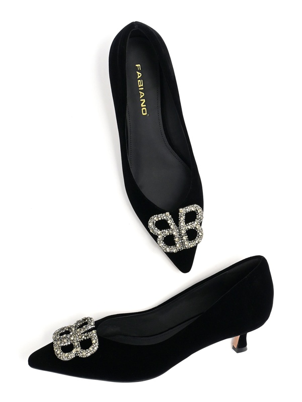 WOMEN'S SHOES WITH A MEDIUM THIN HEEL MADE OF NATURAL SUEDE IN BLACK WITH DECORATION
