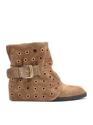 WOMEN'S BOOTS MADE OF NATURAL SUEDE IN LIGHT BEIGE COLOR DECORATED WITH METAL CAPS