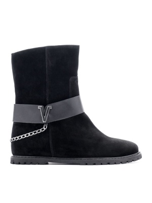 WOMEN'S BOOTS MADE OF NATURAL SUEDE DECORATED WITH A CHAIN