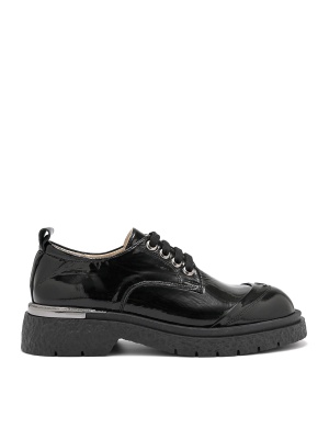 WOMEN'S SHOES MADE OF GENUINE LEATHER WITH LACQUERED COATING IN BLACK WITH METAL DETAIL