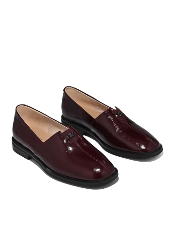 WOMEN'S SHOES MADE OF GENUINE LEATHER WITH LACQUERED COATING IN BURGUNDY COLOR