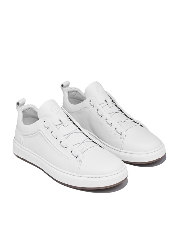 Мужские туфли из натуральной кожи белого цвета с тонкими шнурками и тисненым логотипом.