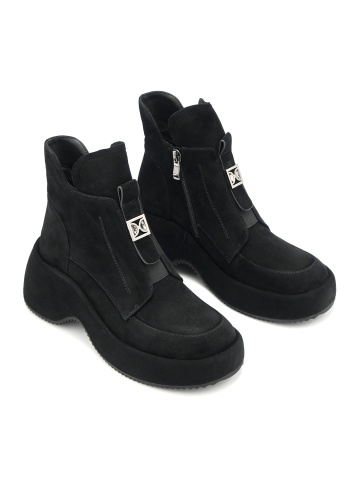 WOMEN'S NATURAL SUEDE SNEAKERS IN BLACK WITH SOLID SOLE AND METAL ACCENT