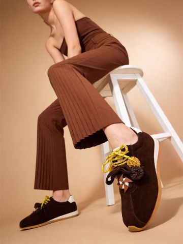 WOMEN'S NATURAL SUEDE SNEAKERS IN BROWN WITH DECORATIVE ELEMENTS AND YELLOW ACCENTS
