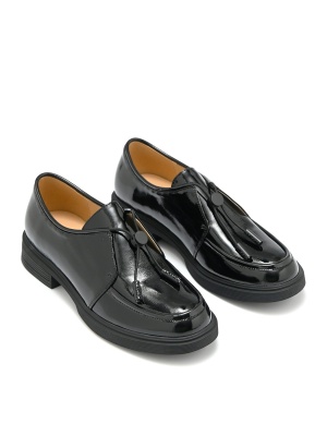 WOMEN'S LOAFERS MADE OF GENUINE LEATHER WITH LACQUERED COATING IN BLACK WITH ELASTIC LACES