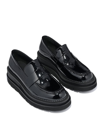 WOMEN'S LOAFERS MADE OF GENUINE LEATHER WITH LACQUERED COATING WITH A MASSIVE PLATFORM