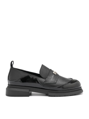 ДАМСКИ ЛОУФЪРИ ОТ ЕСТЕСТВЕНА КОЖА С ЛАЧЕНИ АКЦЕНТИ И МЕТАЛЕН ДЕТАЙЛ