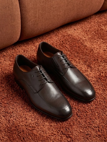 MEN'S ELEGANT SHOES MADE OF GENUINE LEATHER IN DARK BROWN WITH ELEGANT STITCHING AND LOW HEEL
