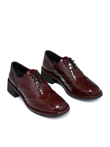 WOMEN'S OXFORD SHOES MADE OF GENUINE LEATHER WITH LACQUERED COATING IN BURGUNDY COLOR