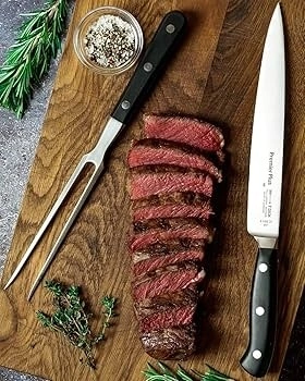 Nož za sečenje pečenog mesa na jednake kriške